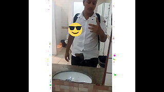 Mostrando a pica no banheiro publico
